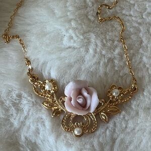 Gorgeous vintage avon necklace faux pearl and rose